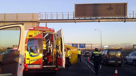 Personal del Samur y de la Policía Local, en el lugar del accidente. Servicio de Emergencias de Madrid