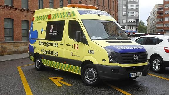 Una de las ambulancias de soporte vital básico, junto al centro de salud de La Puebla.