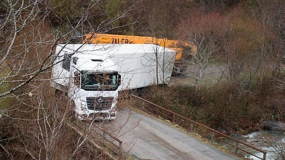 El tráiler ha tenido que ser socorrido esta mañana por una grúa de grandes proporciones.