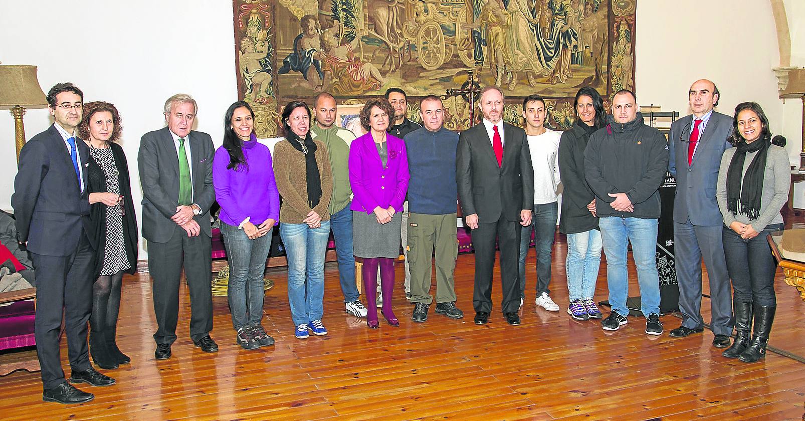 Fotografía de familia de los alumnos, las autoridades académicas y los promotores de Top España en la Casa Museo Unamuno. 