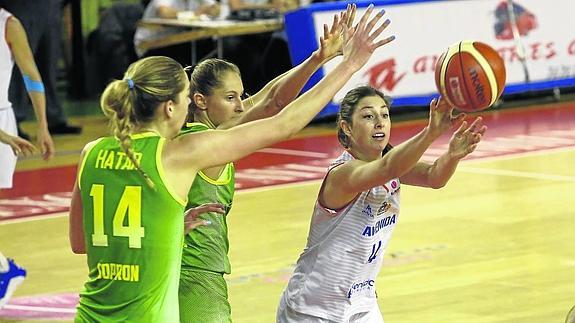 Leo Rodríguez da un pase en el encuentro de esta semana ante el Sopron en la Euroliga. 