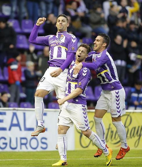 Óscar celebra un gol en un encuentro de Liga junto  Rodri y Alfaro