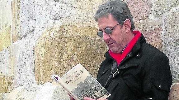 Gregorio González Olmos, con su novela. 