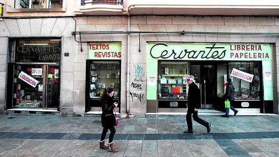 Los carteles que anuncian la liquidación del negocio en la calle Azafranal evidencian que el cierre de la emblemática librería Cervantes se aproxima de forma inexorable. 