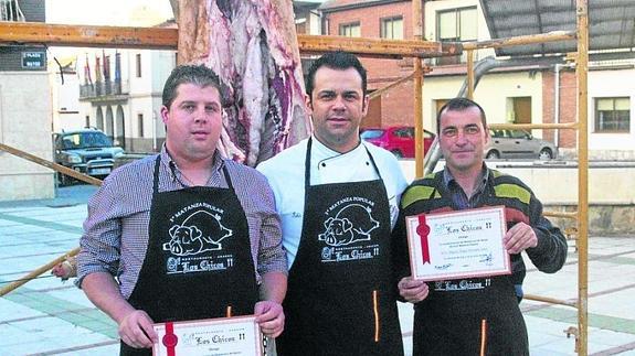 Los Matanceros de Honor 2015 y 2016, Marcos Calle Frías (izquierda) y Miguel Ángel Morejón Sanz (derecha), con Rubén García Tarrero, del restaurante Los Chicos. 