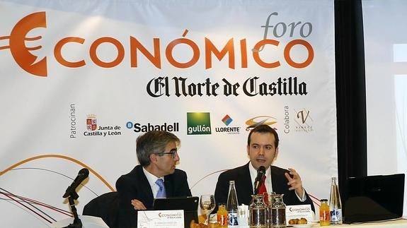 El subdirector de El Norte, Ignacio Foces y el conferenciante, Juan Ramón Rallo, durante la charla ofrecida en el hotel Vincci Frontaura de Valladolid.  RAMÓN GÓMEZ