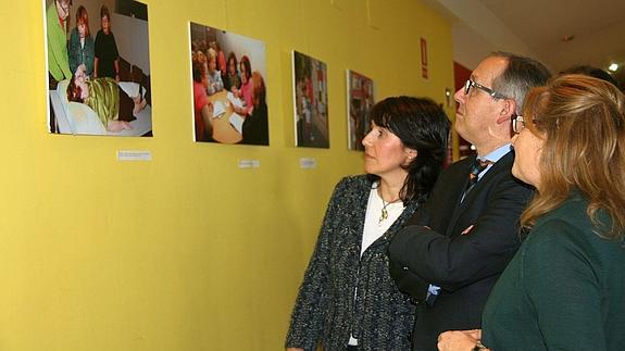 Carmen Well, Javier López-Escobar y Caridad García, durante la visita a la exposición. 