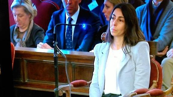 Raquel Gago escucha las preguntas del fiscal.