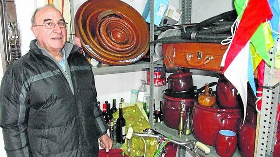 Saturnino García Cáceres con algunas de las piezas que atesora en su vivienda. J. HOLGUERA