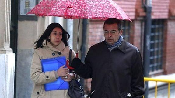 Raquel Gago acude a una de las sesiones del juicio junto con su abogado.