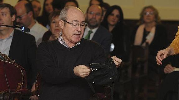 Pedro Mielgo identifica el bolso de Montserrat. 