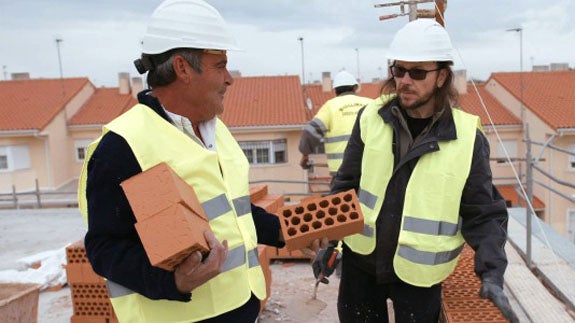 Santiago Segura en labores de albañil.