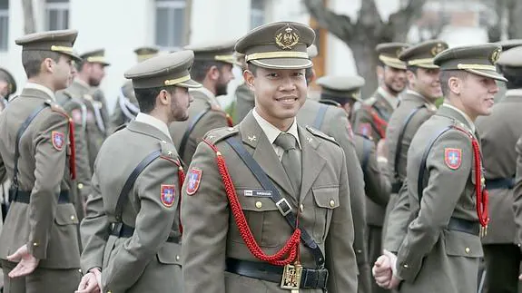 Ratchapark Sungkasudi, militar tailandés que se forma en la Academia de Caballería de Valladolid. 