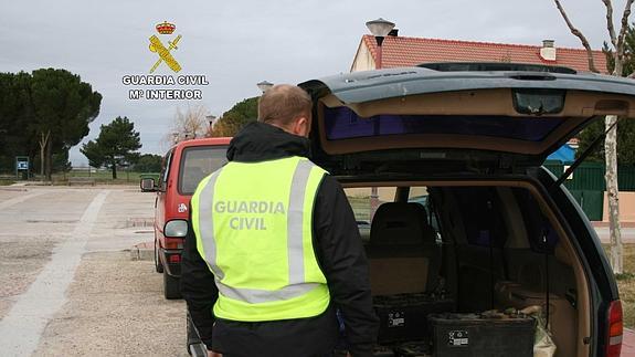 Un guardia civil observa alguna de las baterías recuperadas. 