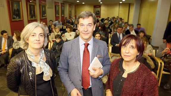 La periodista de El Norte Nieves Caballero, que presentó el libro de recetas, junto a Jaime Díez-Astrain y Julia Rodríguez Lebrero, vicedecana del Colegio de Abogados de Valladolid.