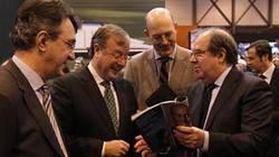 El presidente de la Junta, Juan Vicente Herrera, junto al alcalde de León, Antonio Silván y el presidente de la Diputación de León,Juan Martín Majo, durante la visita del stand de la Comunidad.