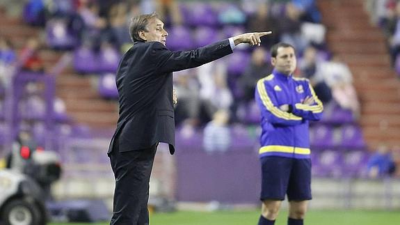 Miguel Ángel Portugal da instrucciones a los suyos durante un encuentro. 