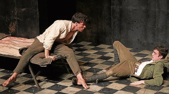Daniel Grao (izquierda) y Nacho Sánchez, en una escena de la representación. 
