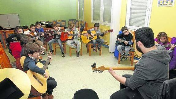 Curso de guitarra de la Concejalía de Juventud.