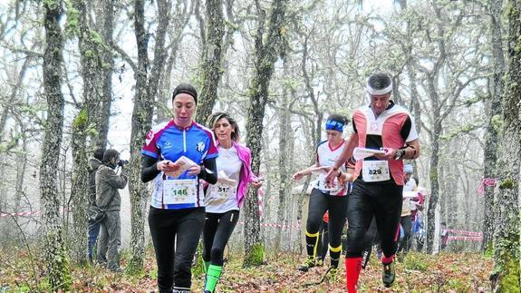 Participantes de la prueba en un tramo del recorrido, ayer en Fuenteguinaldo. 