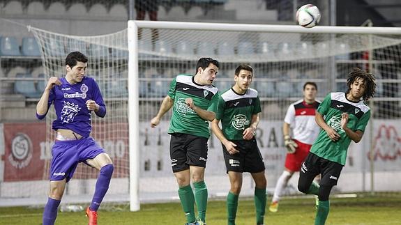 La defensa del Villamuriel despeja un balón ante la presencia de Aitor. 