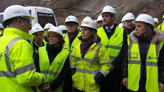 La ministra Ana Pastor, durante la visita al tramo de la línea de alta velocidad entre Cernadilla y Pedralba de la Pradería.