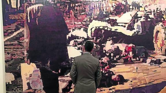 Una persona contempla uno de las obras en el DA2.