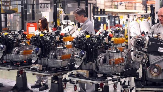 Una de las líneas de fabricación de motores de la planta de Renault en Valladolid.