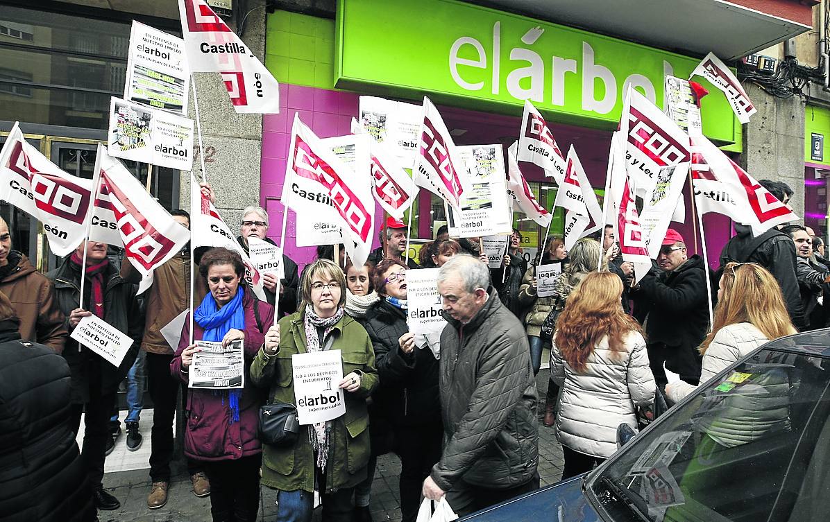 Los trabajadores, en un momento de la concentración ante el supermercado de Canalejas. 