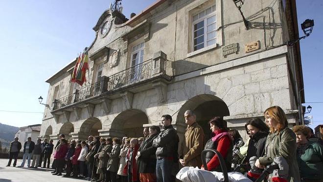 Concentración de repulsa ante el Ayuntamiento de Hontoria 