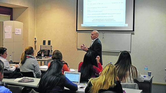 Gómez Bermúdez impartió una clase en los Cursos de Especialización de Derecho. 
