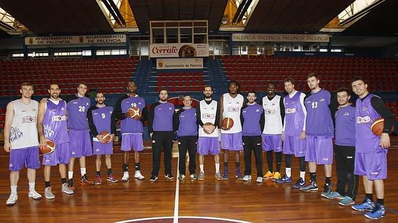 Jugadores y cuerpo técnico del Quesos Cerrato, listos para la final. 