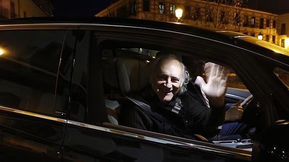 El cantante regresa a casa, desde Arévalo, a bordo del Renault Espace Initiale Paris. El final de un gran día.