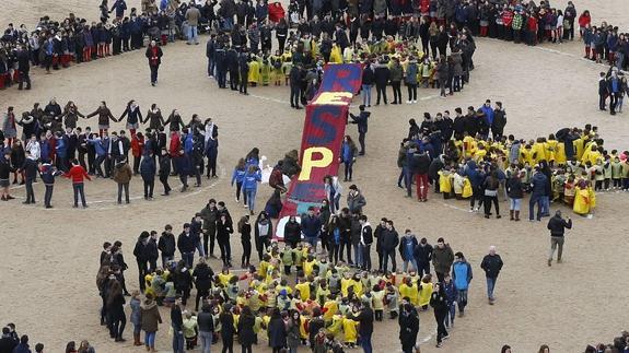 Los alumnos de San Agustín formaron dos estrellas y una elipse alrededor de la palabra respeto.