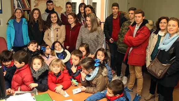 Alumnos y profesoras del Colegio Maristas posan con miembros de El Norte en Segovia. Antonio de Torre