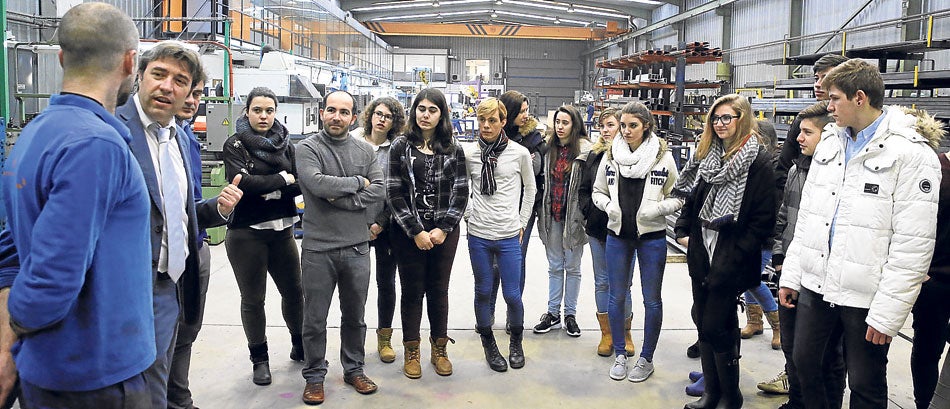 Los alumnos del IES La Merced atienden a las explicaciones en su visita a Ibermaq, en el polígono de La Mora en La Cistérniga