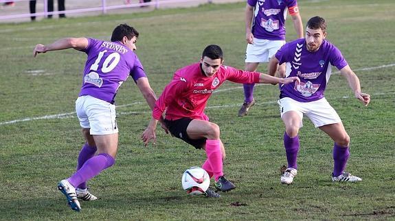 Javi Bueno regatea a Villodres. 