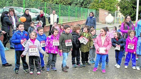 Los niños de uno de los grupos se disponen a tomar la salida.