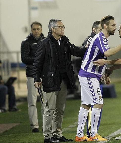 Borja, refuerzo llegado la semana pasada, sustituye a Tiba en Alcorcón para debutar. 