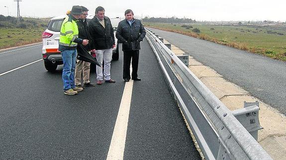 Visita para comprobar cómo han quedado las protecciones para los motoristas en una de las carreteras de Palazuelos. 