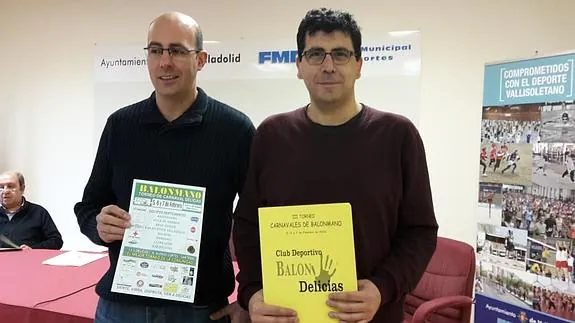 Joaquín Velasco, presidente del BM Delicias, y Alberto Bustos, concejal de Deportes, con los carteles del torneo. 
