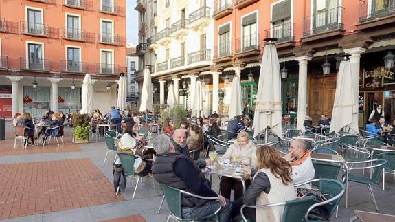 Varios grupos de vallisoletanos disfrutan del tiempo inusualmente bueno hace unos días en una terraza de la Plaza Mayor.