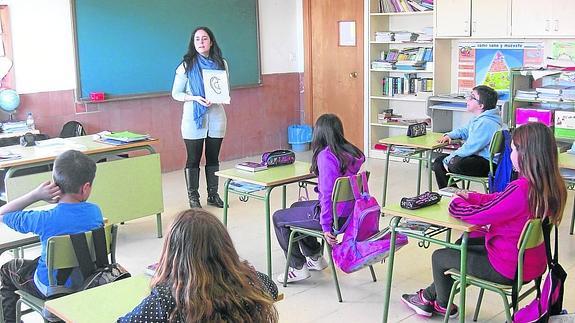 Guadalupe Fernández imparte una actividad de sensibilización en un aula escolar. 