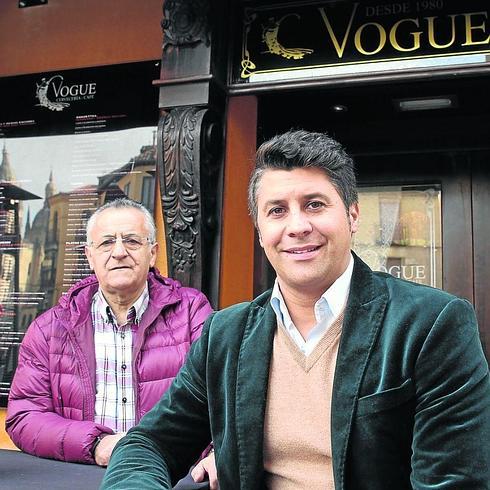 Francisco García Borregón y su hijo, Javier García, delante del nuevo Vogue. 