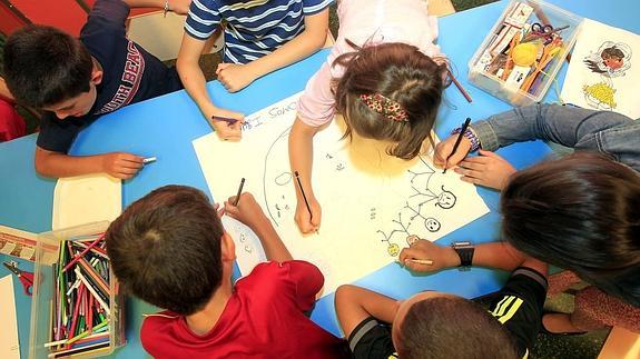 Niños participantes en el programa conciliamos en un colegio de Palencia.