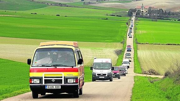 Las furgonetas, en el camino de Valdesalce. 