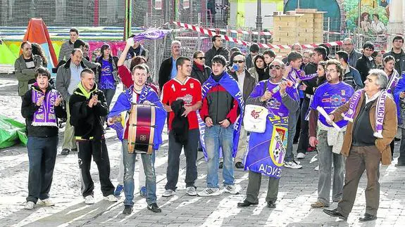 Aficionados del Club de Fútbol Palencia, congregados el 14 de noviembre de 2012 ante el Ayuntamiento para pedir la salvación del club.