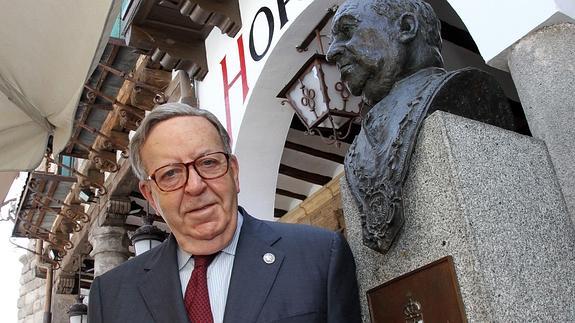 Alberto López ´Cándido´, junto al busto de su padre. Antonio Tanarro
