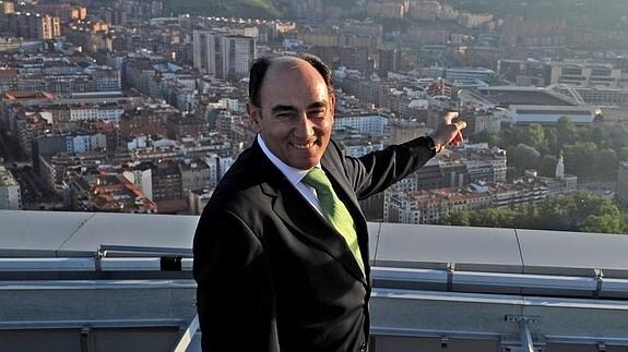 El presidente de Iberdrola, el salmantino Ignacio Sánchez Galán, en lo alto de la torre Iberdrola de Bilbao, sede de la compañía. EL NORTE
