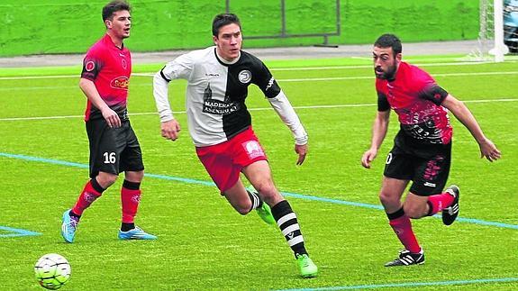 Castillo se lleva el balón controlado en el centro del campo ante la presión de varios rivales del Béjar.